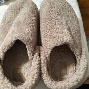 CROCS Men's Cozy Tan Slip-Ons